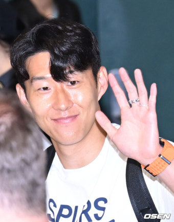 '태극기 휘날리며' 손흥민과 토트넘, 드디어 한국 입성! 2년 만의 방한→팬들 열기에 공항 마비됐다
