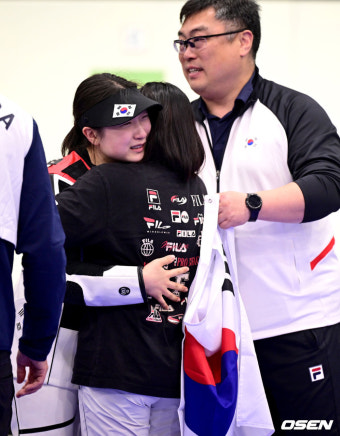 [사진]한국 최연소 금메달 주인공 사격 반효진, '눈물 펑펑'
