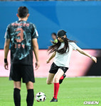 [사진]뉴진스 혜인 시축 지켜보는 김민재