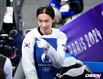 [사진]태권도 김유진 금메달, '보고있나'