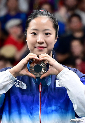 [사진]신유빈, '파리올림픽 멀티메달 하트'