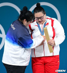 [사진]파리올림픽 역도 박혜정 은메달, '리원원 금메달 쓰담쓰담'