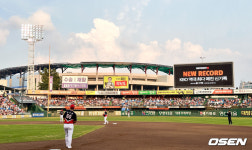 만원 관중 앞 17실점이라니, KBO 흥행 신기록이 무색하다…41번의 매진, 한화 승률은 고작 .359