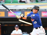 [사진]화영묵,채은성 3루 보내는 땅볼