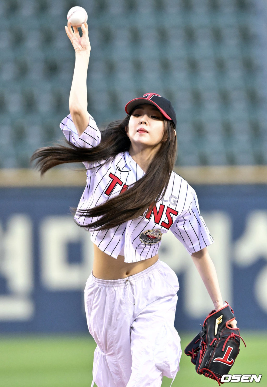 레드벨벳의 웬디, 레드벨벳 데뷔 11년 만에 프로야구 시구에 도전하여 화제!