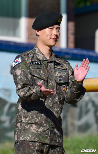 [사진]몬스타엑스 주헌,'축하 박수'