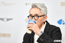 [사진] 마츠시게 유타카, 물 마시는 모습도 설정?