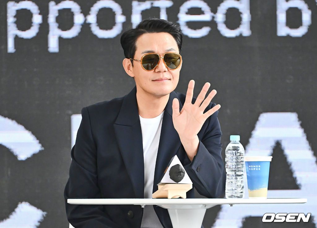 박성웅, 맹감독의 악플러 제작발표회 현장서 다혈질 농구 감독 변신하며 열정적 연기 뽐내