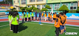 KBO 찾아가는 티볼교실, 김종모 코치와 함께 전남 완도군 소안초 방문 “야구에 관심있는 학생 많아, 정말 감사해”