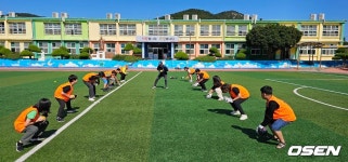 KBO 찾아가는 티볼교실, 김종모 코치와 함께 전남 완도군 소안초 방문 “야구에 관심있는 학생 많아, 정말 감사해”