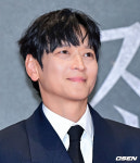 [사진]강동원, 미소 머금고