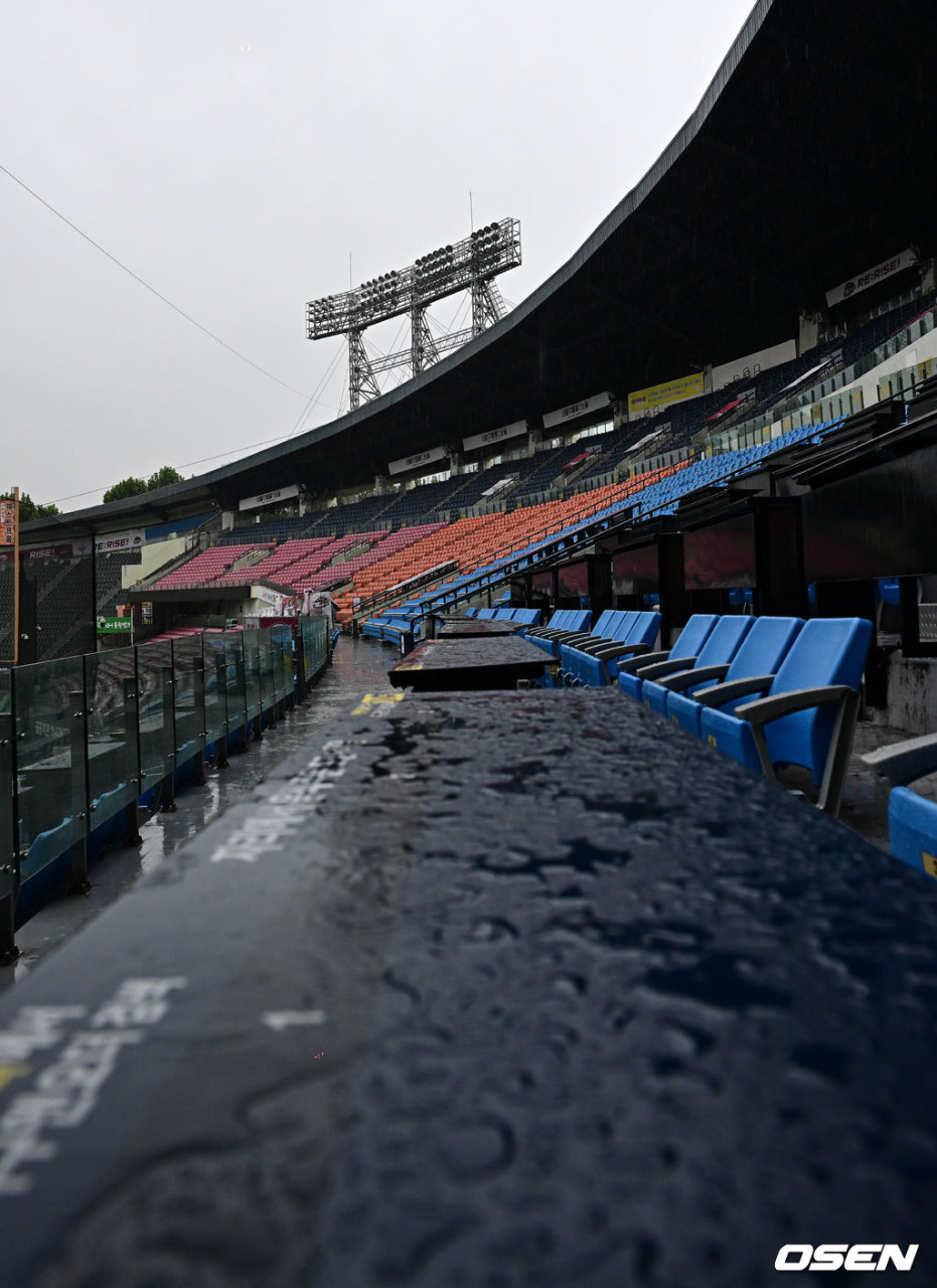 2024 신한 SOL뱅크 KBO 포스트시즌 4차전 우천 취소에 팬들이 아쉬워합니다