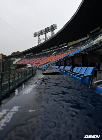 2024 신한 SOL뱅크 KBO 포스트시즌 4차전 우천 취소에 팬들이 아쉬워합니다