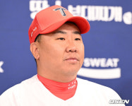[사진]질문에 귀 기울이는 이범호 감독