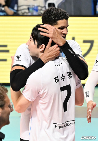 [사진]레오-허수봉,'우리가 승리의 주역'