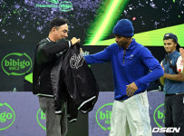 [사진]레드불 올스타 LEE에게 우승 재킷 입혀주는 김유상 CJ 스포츠마케팅 상무