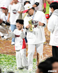 [사진]MVP 김선빈, 아들과 함께 삐끼삐끼