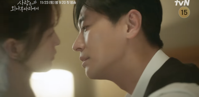 주지훈과 정유미가 tvN 드라마 사랑은 외나무다리에서에서 연기하는 캐릭터들이 뜨거운 로맨스를 시작하며 진실한 사랑을 찾아가는 이야기가 전개됩니다. 석지원과 윤지원이 서로에 대한 진심을 확인하며 진정한 연애의 길로 나아가고 있으며, 어른들의 연애에 대한 다양한 감정과 스킨십 장면을 통해 로맨틱한 이야기가 전개 중입니다. 이들의 연애 이야기는 많은 시청자들의 이목을 끌며, 진정한 사랑과 로맨스가 펼쳐질 것으로 기대됩니다.