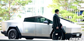 [사진]지드래곤, '사이버트럭 타고 공항 도착'