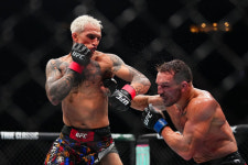 역시 GOAT 존스, 태권도 뒤차기로 끝냈다...미오치치 상대 3R TKO승→UFC 타이틀전 16승