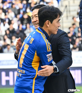 [사진] 시상식에서 포옹하는 울산 김판곤 감독과 박주영
