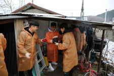 강원FC, 하이원리조트·강투지와 함께하는 사랑의 봉사⋯연탄 1만 5,000장 기부