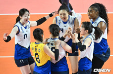 [사진] 한미르 득점 기뻐하는 양효진과 현대건설 선수들