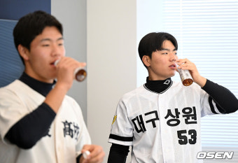 [사진]이율예-함수호, 이만수 포수상-홈런상 시상식을 마치고