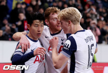 왼발로 쾅쾅 이게 손흥민이지! 시즌 9·10호 골 대폭발...토트넘, 호펜하임 원정 3-2 승리→UEL 16강 직행 보인다