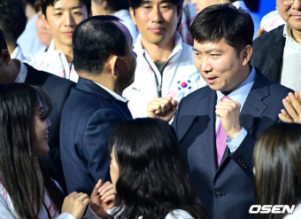 [사진]2025 하얼빈동계AG 출전 선수들 향해 격려 전하는 유승민 대한체육회장 당선인