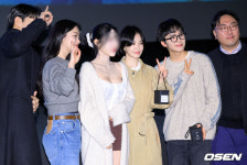 [사진]관객과 기념촬영 하는 검은 수녀들