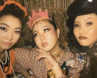 가수 화사와 코미디언 박나래, 남다른 우정으로 팬들 감동시키다