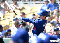 [사진]대기 타석에서 스윙하는 김혜성