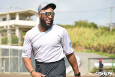 [사진]로하스, 바지 한껏 올려 입고