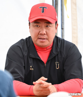 [사진]KT와 연습경기 앞둔 KIA 이범호 감독
