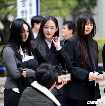 [사진]'어도어 가처분 신청' 첫 심문기일 마치고 취재진에 입장 전하는 뉴진스(NJZ)