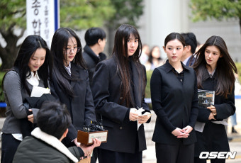 [사진]'어도어 가처분 신청' 첫 심문기일 마치고 취재진에 입장 전하는 뉴진스(NJZ)