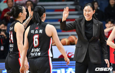 [사진] 박정은 감독, 이소희 바라만 봐도 미소가 절로 난다