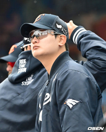 [사진]김서현,'폰세의 투구 지켜보며'