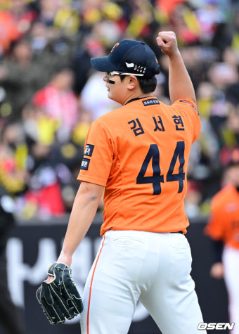 [사진]한화 마무리 김서현, '살얼음판 리즈 지켜내며 대전 신구장 첫 세이브'
