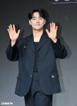 [사진]이민재,반가운 손인사
