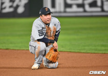 자기는 괜찮다고 하는데…치료 전념하라 타율 .098 안치홍, 다시 1군 제외→신인 이승현 콜업