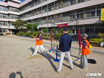 ‘KBO 찾아가는 티볼교실 10주년’ 대표팀 류지현 감독 “야구 저변 확대 선순환, 1000만 관중 밑거름 됐다”