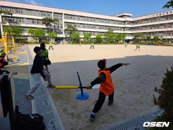 ‘KBO 찾아가는 티볼교실 10주년’ 대표팀 류지현 감독 “야구 저변 확대 선순환, 1000만 관중 밑거름 됐다”