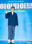 [사진]강형철 감독,하이파이브로 인사드려요