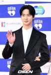장동윤, 인기 유튜버와 집 데이트 포착..커플 파자마까지 “결혼 전제로 교제”(찰스엔터)