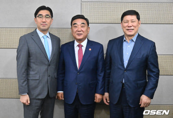 [사진] 김두겸 울산시장과 기념촬영하는 허구연 KBO 총재와 이진만 NC 다이노스 대표