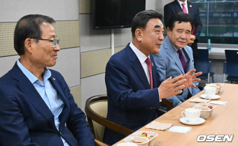 [사진] 허구연 KBO 총재와 얘기 나누는 김두겸 울산시장