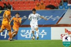 ‘11경기 무패’ 패배 모르는 전북, 제주와 수중전에서 0-0 무승부…4년 만에 리그 선두 등극