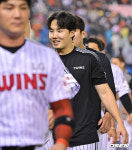 [사진]시즌 8승 임찬규,'다승 공동 선두 등극'